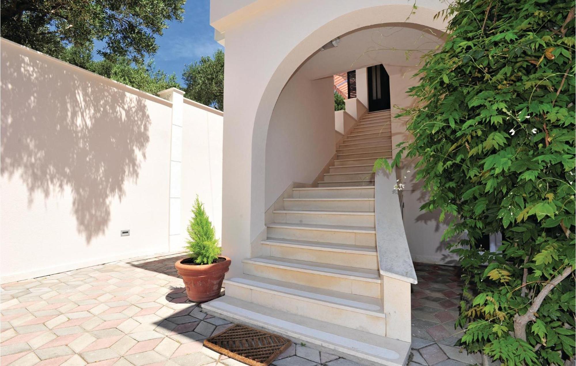 3 Bedroom Gorgeous Home In Makarska Exteriör bild